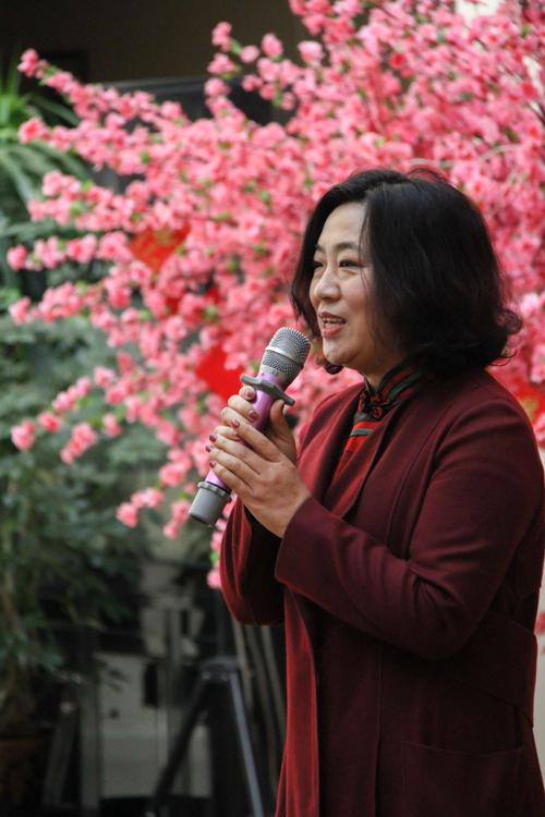 为养老院老人慰问义演,是服饰会每年的议事日程