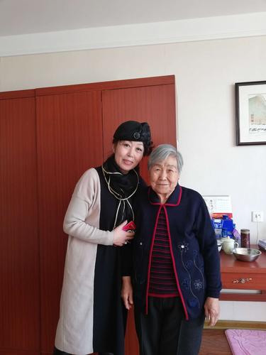 为养老院老人慰问义演,是服饰会每年的议事日程